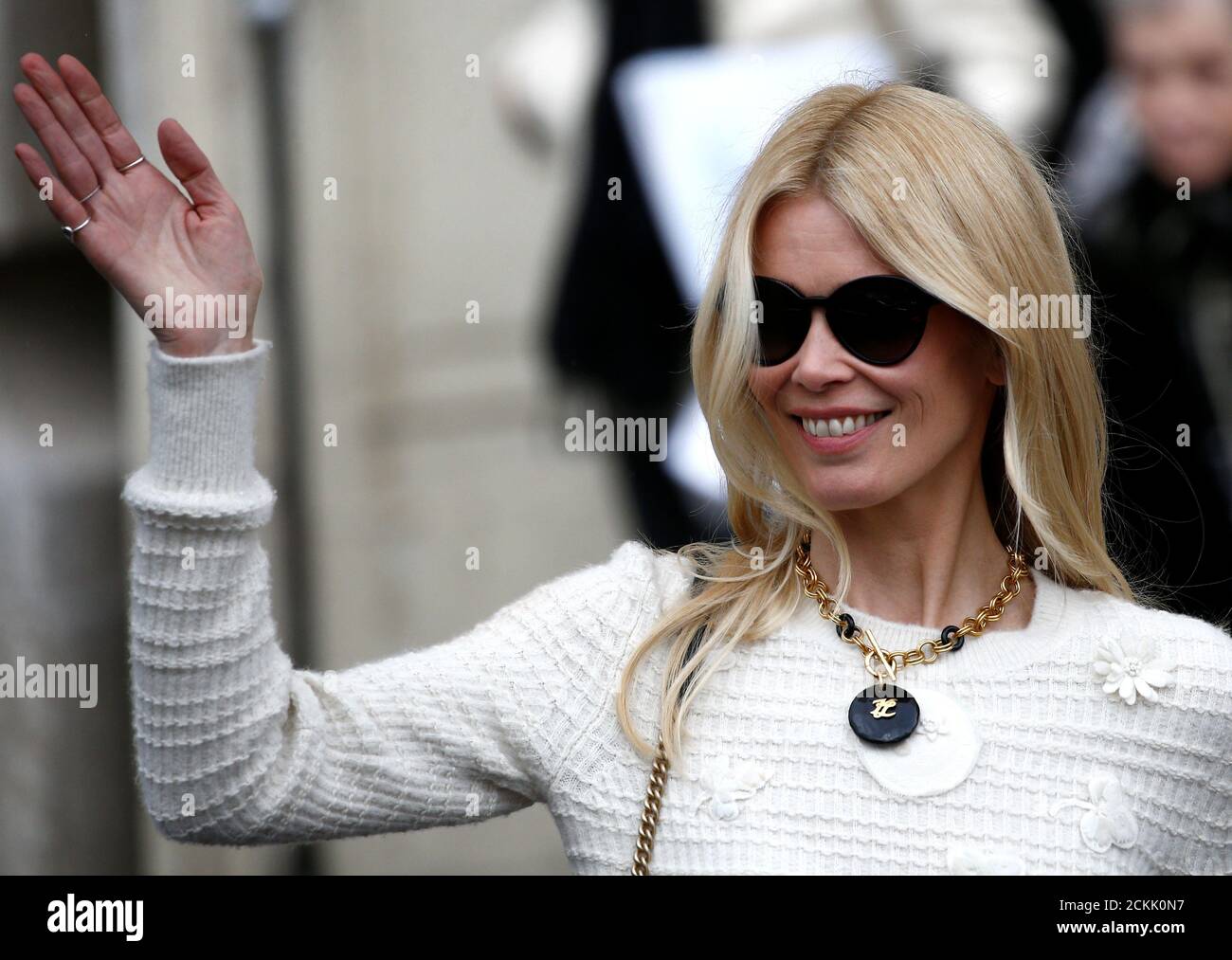 La Modelo Claudia Schiffer se va después de asistir a la colección de mujeres Chanel Otoño/Invierno lista para usar por el diseñador Karl Lagerfeld en el Grand Palais durante la Semana
