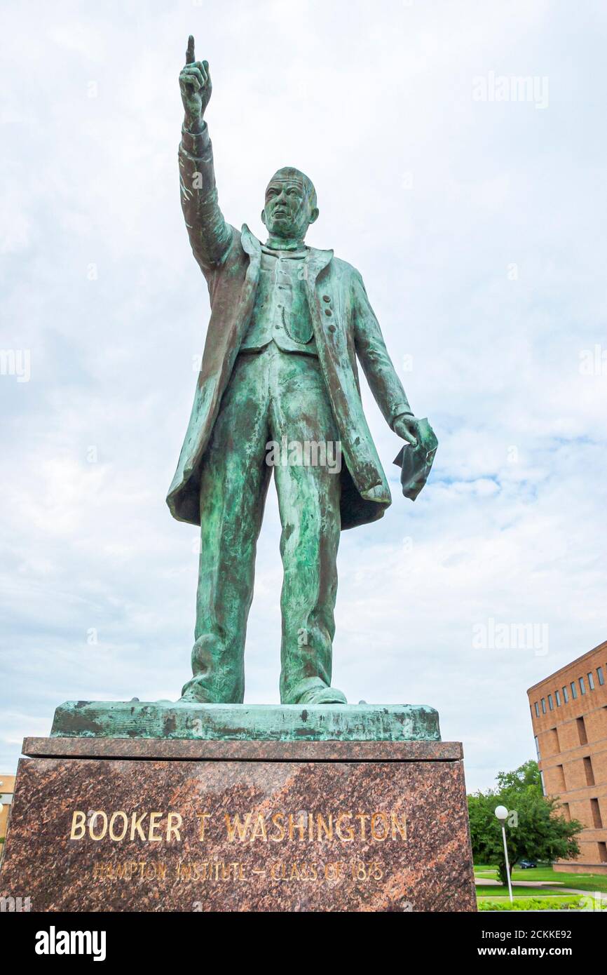 Campus de la Universidad de Virginia Hampton, Africanos Negros Booker T. Washington estatua, historia histórica público arte escultura hombre hombres, educador orat Foto de stock