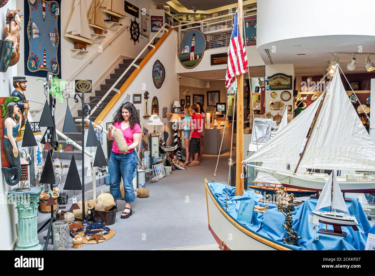 Newport News Virginia, Mariners' Museum and Park, exposiciones de la colección de historia interior muestra modelos de barcos, artefactos mujer de visita turística Foto de stock