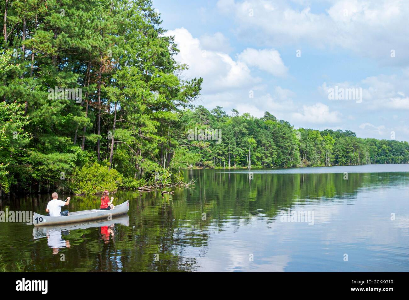 Virginia Newport News Park recreación naturaleza paisaje natural, hombre mujer pareja mujer canoa barco remar agua Beaverdam Creek, Foto de stock