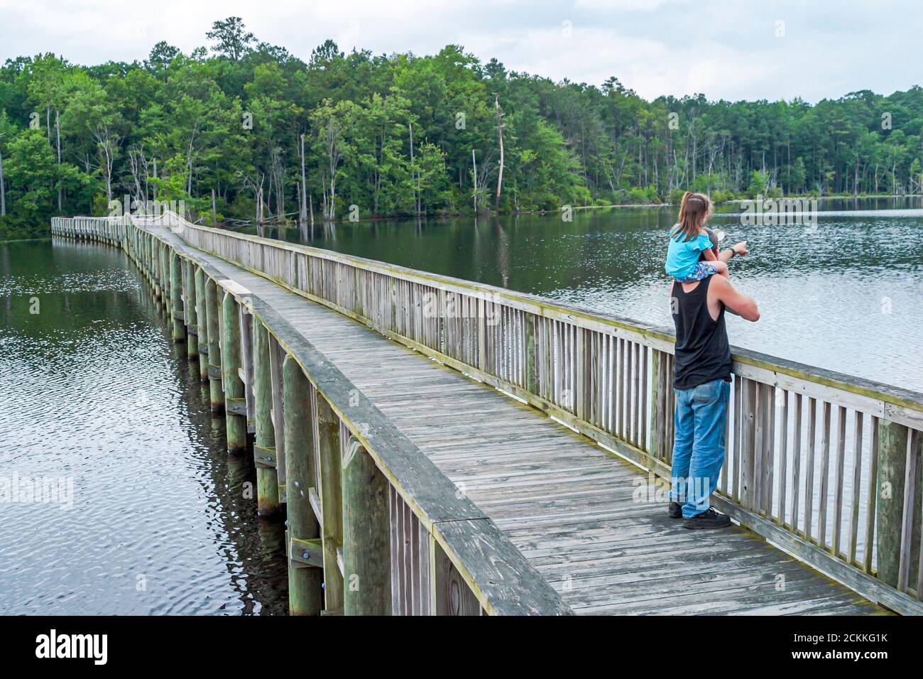 Virginia Newport News Park recreación naturaleza paisaje natural, hombre hija niña familia levantada paseo marítimo agua Beaverdam Creek, Foto de stock