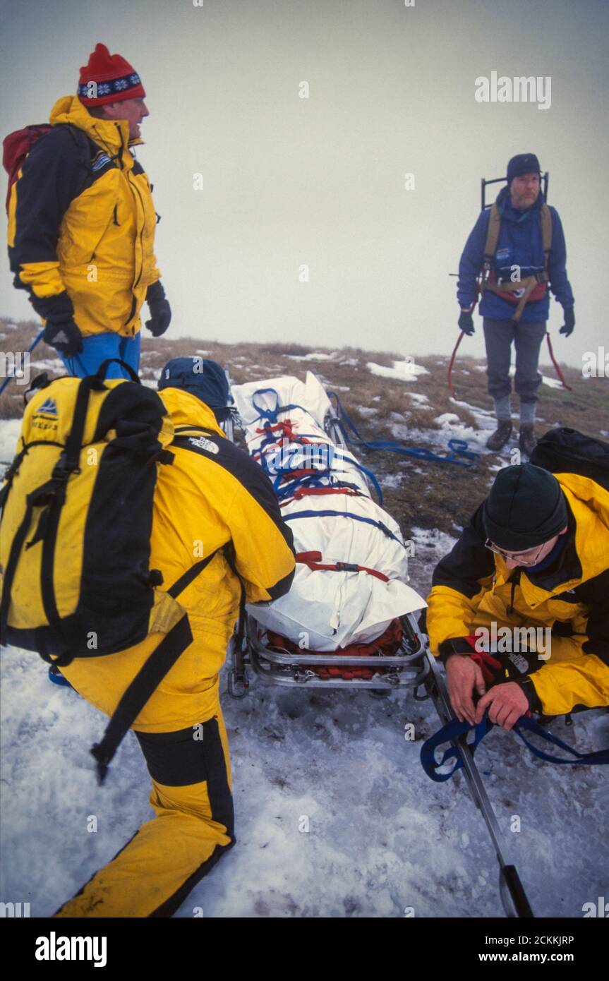 El Equipo de Rescate de Langdale/Ambleside Mountain, uno de los más ocupados del Reino Unido en un rescate en el Distrito de los Lagos, Reino Unido, llevando un cuerpo muerto fuera de la colina. Foto de stock