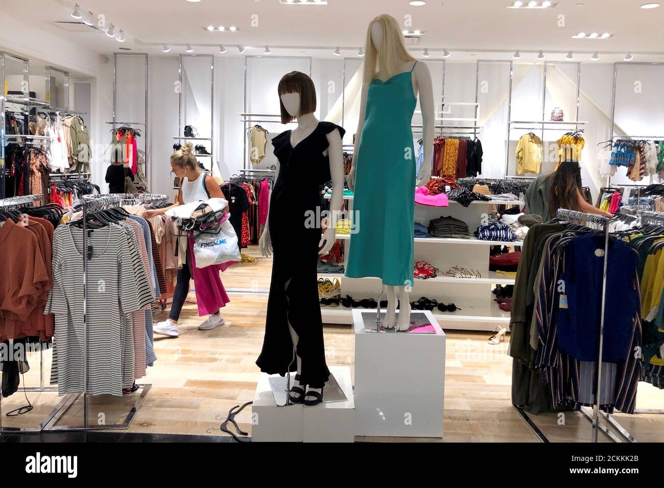 Los compradores buscan ropa en una tienda de moda Forever 21 en el centro  comercial King of Prussia en King of Prussia, Pensilvania, . 30 de  septiembre de 2019. REUTERS/Mark Makela Fotografía