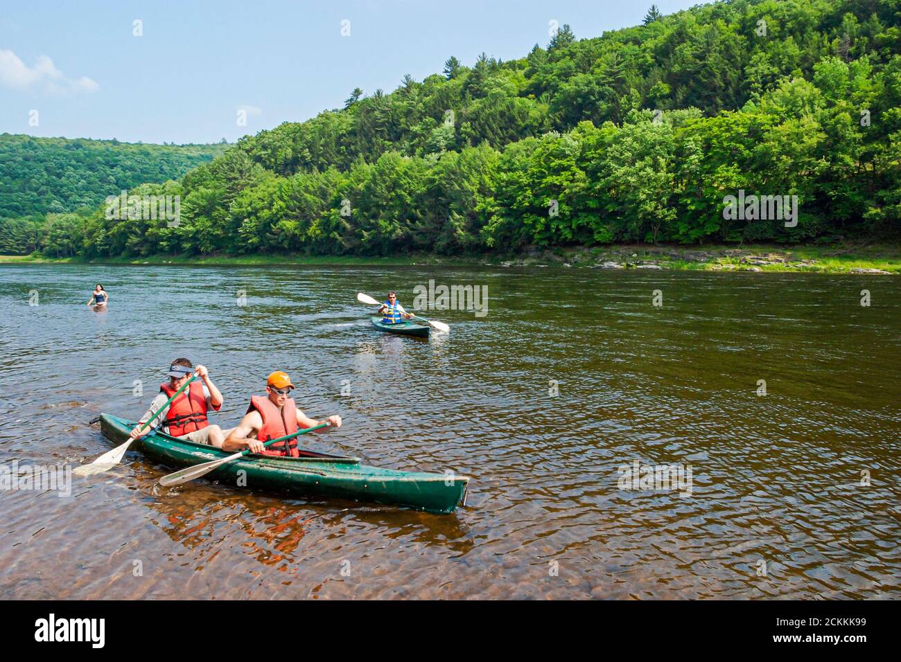Pennsylvania Appalachian Mountains Pocono Mountains Delaware River, kayak de agua kayaks kayak hombre mujer mujer mujer pareja Foto de stock