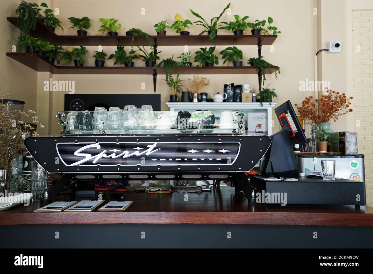 Diseño interior y decoración de la especialidad local de café bar  utilizando máquina espresso Fotografía de stock - Alamy