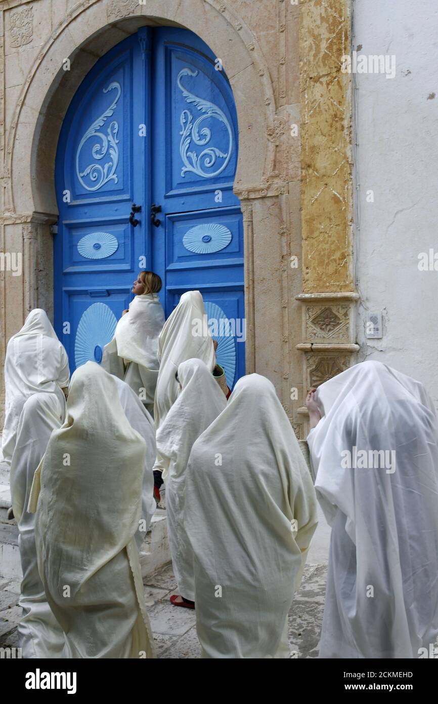 Mujeres musulmanas tunecinas con ropa tradicional de Túnez en el casco  antiguo de Sidi Bou Said cerca de la ciudad de Túnez en el norte de Túnez  en el norte de África,