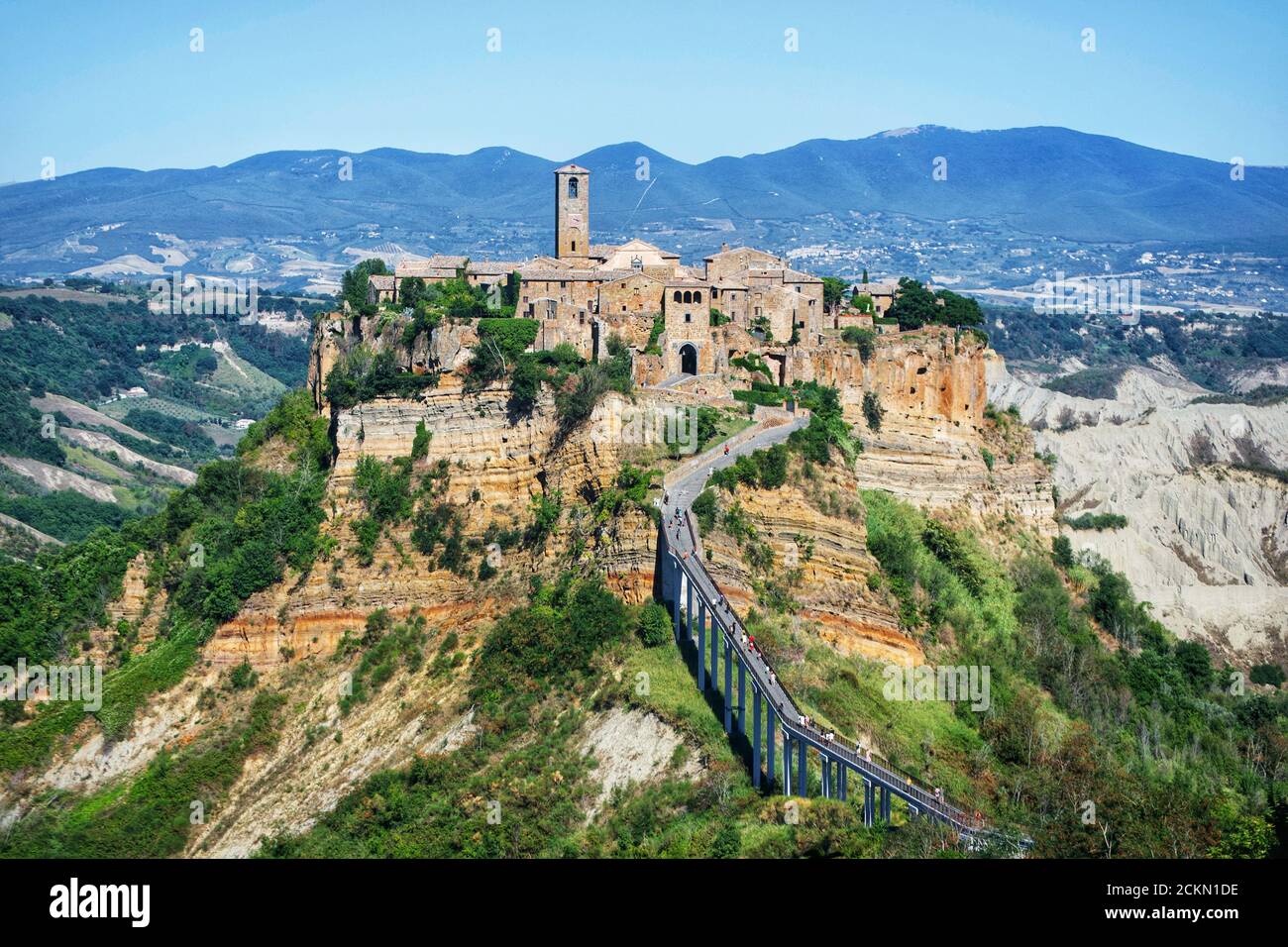 Vista panorámica de la ciudad etrusca de Civita di Bagnoregio y las montañas circundantes, lazio, italia Foto de stock