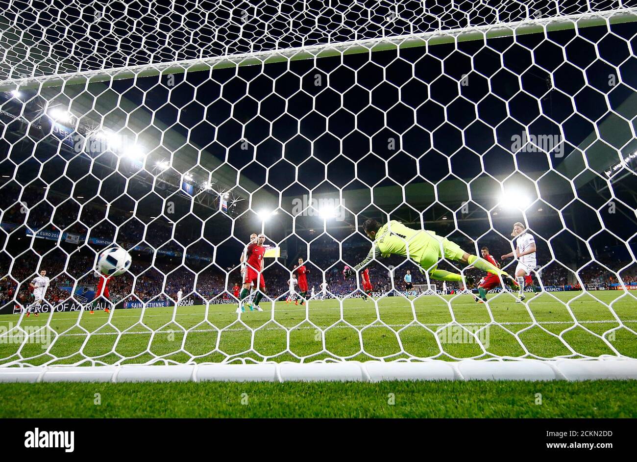 Football Soccer Portugal V Iceland Euro 16 Group F Stade Geoffroy Guichard Saint Etienne France 14 6 16 Iceland S Birkir Bjarnason Scores A Goal Past Portugal S Rui Patricio Reuters Kai Pfaffenbach Fotografia De Stock Alamy