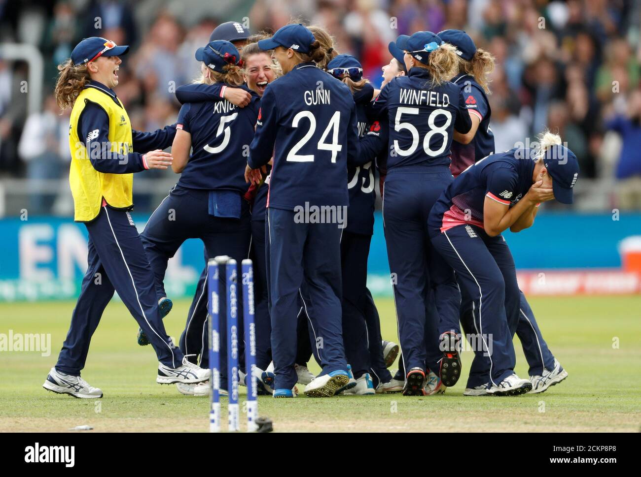 hacha agrio transfusión Cricket - final de la Copa Mundial de Cricket Femenino - Inglaterra vs India - Londres, Gran Bretaña - 23 de julio de 2017 la inglesa Anya Shrubsole celebra con sus compañeros hacha agrio transfusión Cricket - final de la Copa Mundial de Cricket Femenino - Inglaterra vs India - Londres, Gran Bretaña - 23 de julio de 2017 la inglesa Anya Shrubsole celebra con sus compañeros