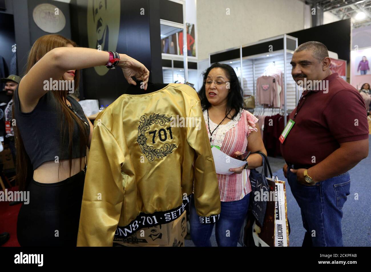 La gente mira una chaqueta en un stand de la Marca de ropa 'el Chapo 701',  propiedad de su hija Alejandrina Gisselle Guzman, en la feria Intermoda en  Guadalajara, México 16 de