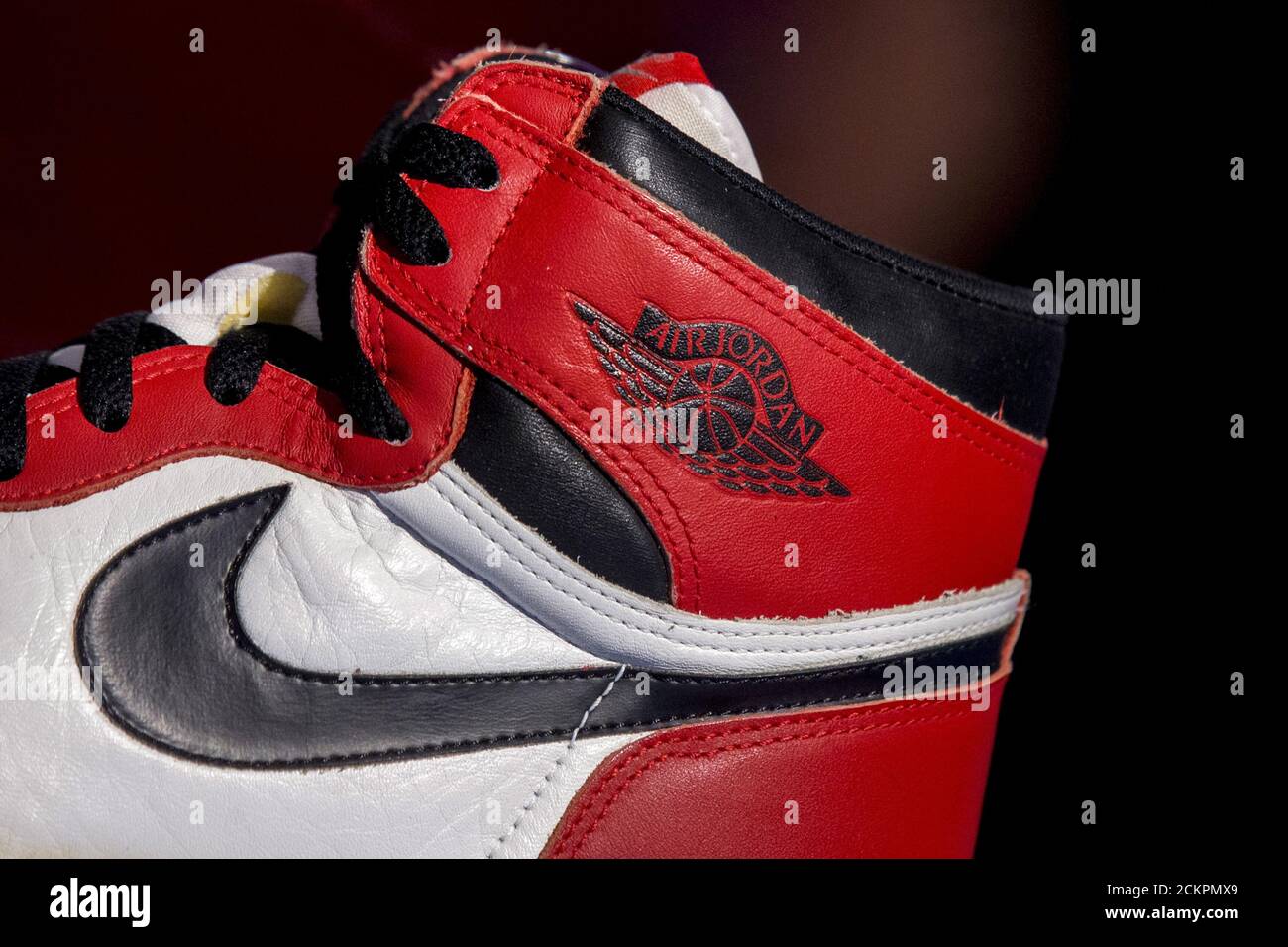 Tarjeta postal maníaco mantener El famoso logotipo de Nike Swoosh y Air Jordan se puede ver en una Air  Jordan 1, llamada "notorious" lanzada entre 1984 y 1985, durante un avance  para la exposición "The Rise