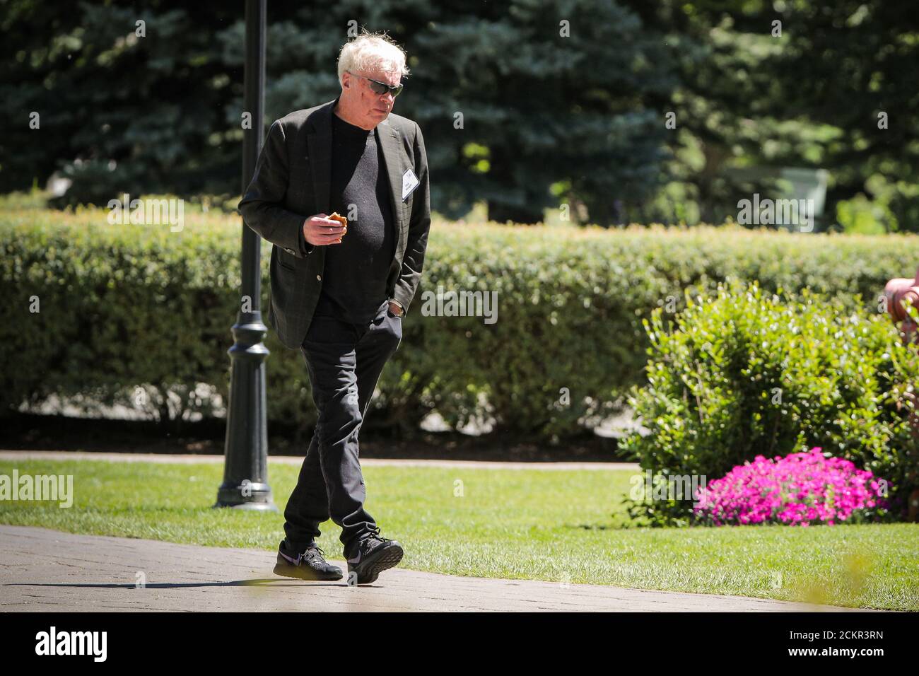 visitante impactante Encadenar Phil Knight, ex presidente y fundador de Nike, asiste a la conferencia de  prensa anual de Allen and Co. Sun Valley en Sun Valley, Idaho, EE.UU., 12  de julio de 2019. REUTERS/Brendan