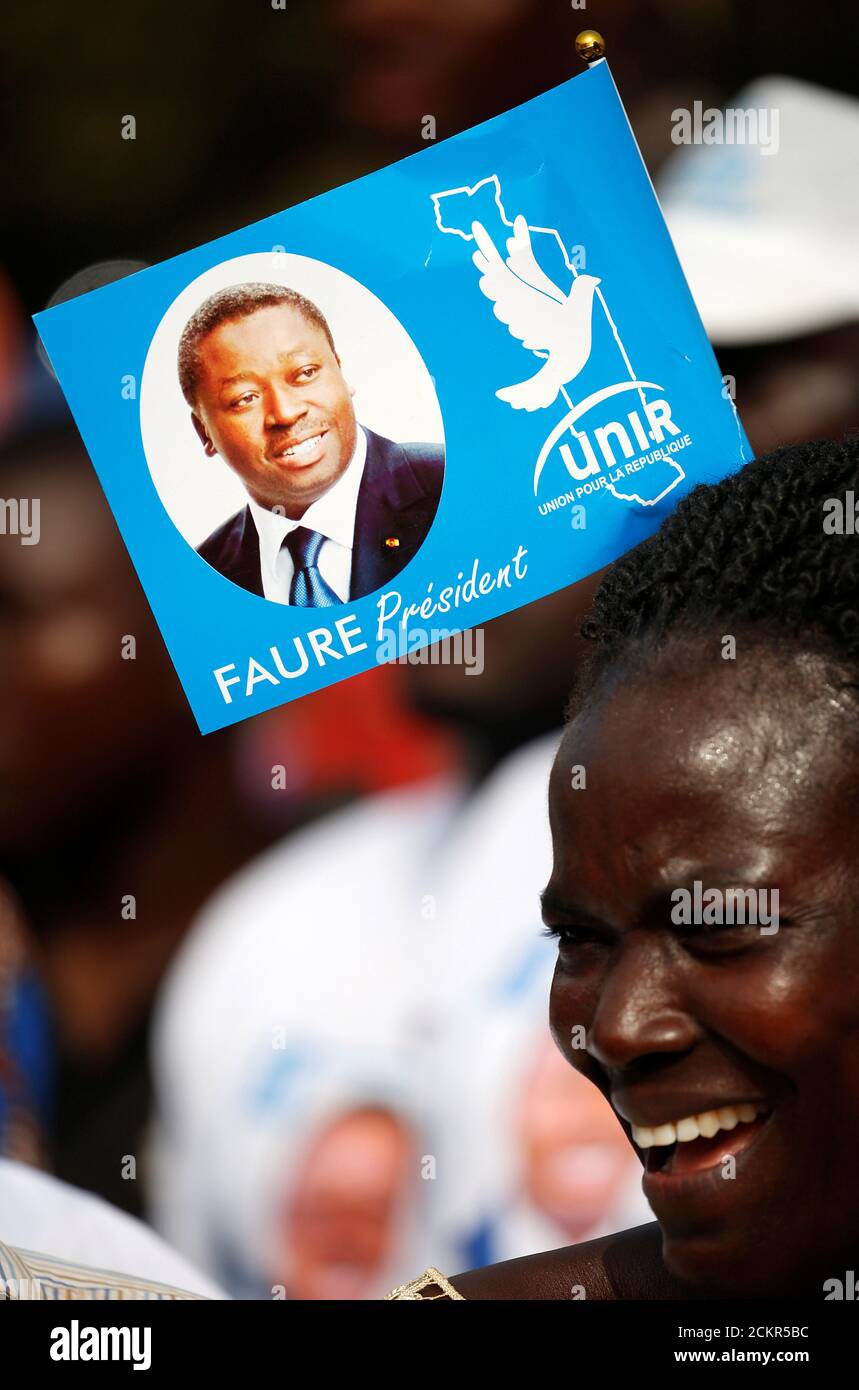 Un defensor del presidente Faure Gnassingbe y candidato presidencial de la UNIR (Unión por la República) asiste a una manifestación en Lomé, Togo, el 20 de febrero de 2020. REUTERS/Luc Gnago Foto de stock