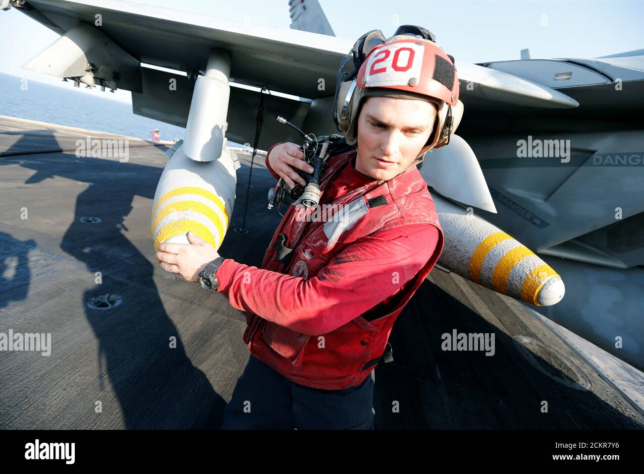 An aviation ordnanceman inspects a bomb on a F/A-18E Super Hornet just before take-off for a flight to Mosul, Iraq to provide air-support from the USS Dwight D. Eisenhower CVN 69 carrier on the Arabian Gulf, October 18, 2016. Picture taken October 18, 2016. REUTERS/Hamad I Mohammed Foto de stock
