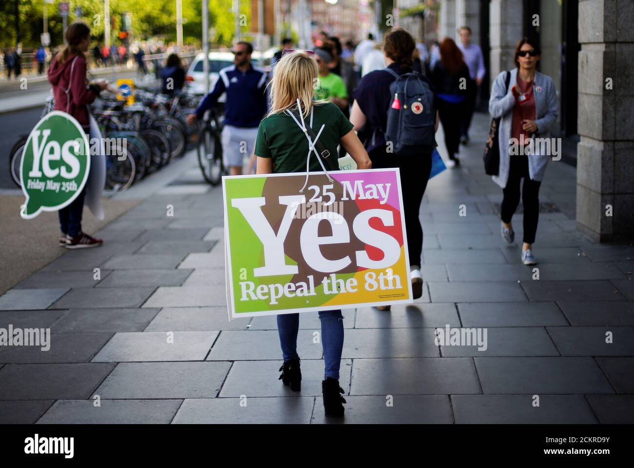 Una mujer lleva un cartel cuando Irlanda celebra un referéndum sobre la liberalización de las leyes de aborto, en Dublín, Irlanda, el 25 de mayo de 2018. REUTERS/Max Rossi Foto de stock