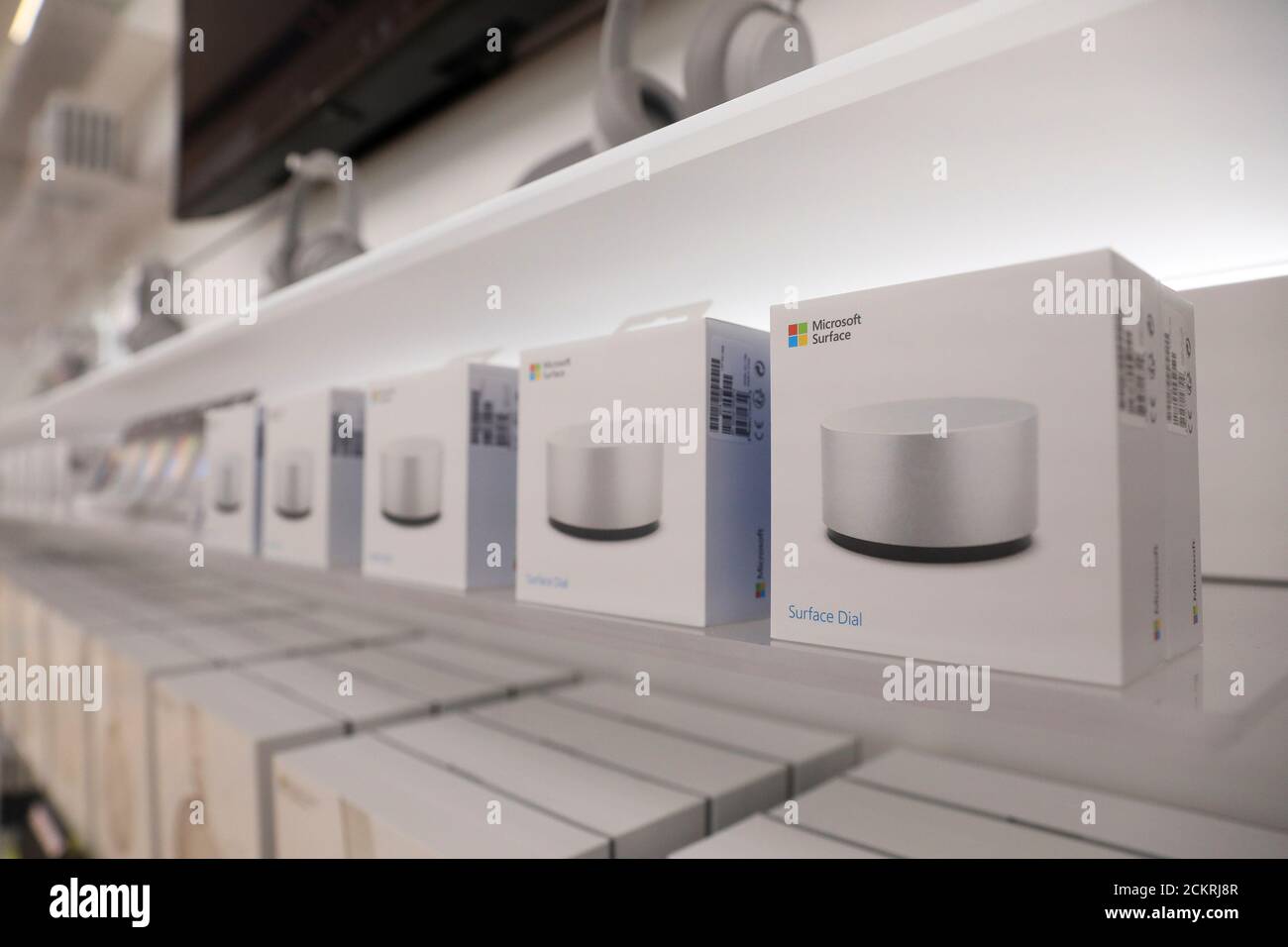 Microsoft Surface Dials se muestra en la nueva tienda de Microsoft Oxford Circus antes de su apertura en Londres, Gran Bretaña, el 9 de julio de 2019. Foto tomada el 9 de julio de 2019. REUTERS/Simon Dawson Foto de stock