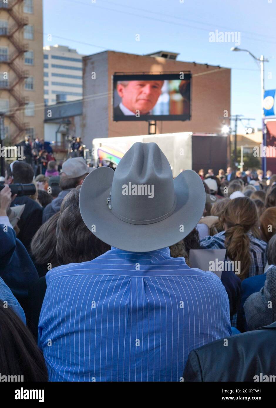 Midland, Texas 20 de enero de 2009: El ex presidente George W. Bush y la esposa Laura son recibidos por 20,000 personas en el centro de Midland el martes después de su regreso de Washington como ciudadano privado después de la inauguración de Barack Obama. ©Bob Daemmrich Foto de stock