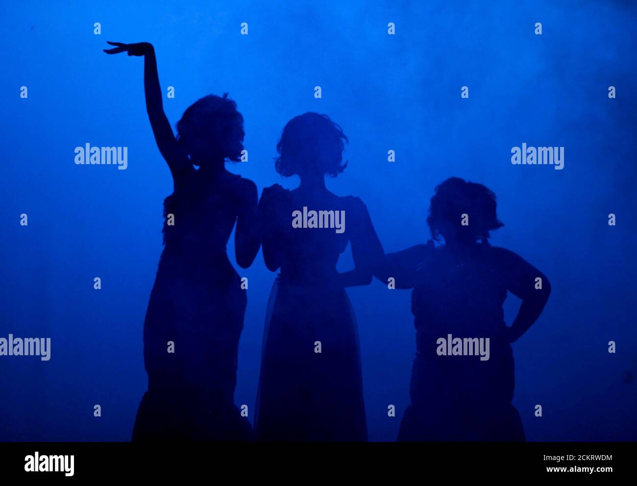 Austin, TX 5 de febrero de 2009: Reagan High School Blue Jesters Producción de 'Dreamgirls' mostrando actrices de la escuela secundaria en silueta durante el espectáculo. ©Chris Daemmrich / Daemmrich Fotos Foto de stock