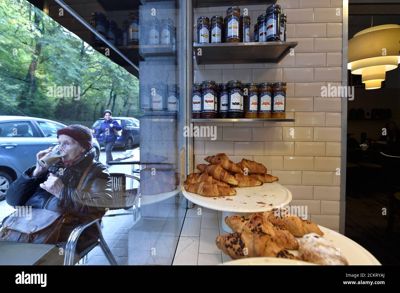 En La Boulangerie De La Cambre Se Exhiben Croissants Y Mermelada Como Una Mujer Que Bebe Cafe En El Exterior En Bruselas Belgica El 4 De Noviembre De 17 Reuters Eric Vidal Fotografia