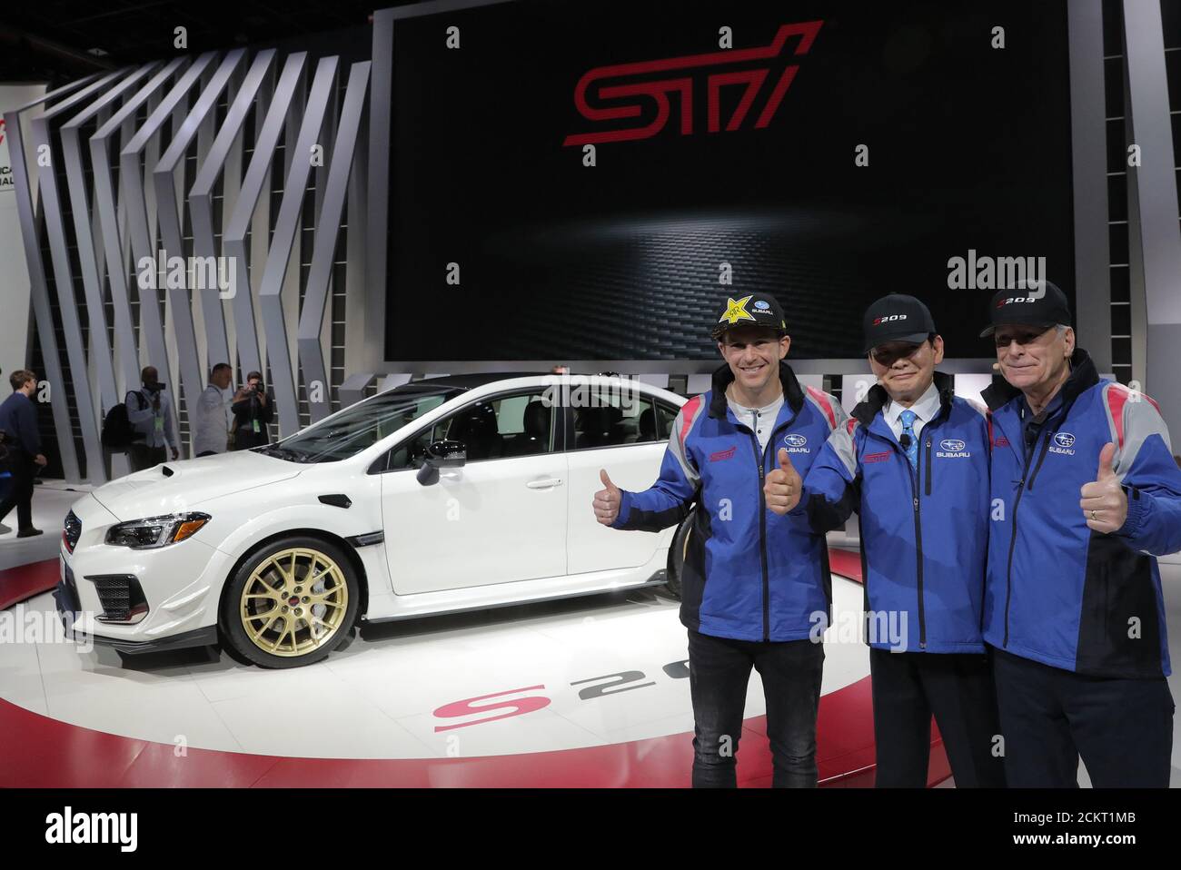 Scott Speed (L), piloto de rally Race Car, se presenta con ejecutivos de Subaru durante la presentación del Subaru WRX S209 en el North American International Auto Show en Detroit, Michigan, EE.UU., 14 de enero de 2019. REUTERS/Brendan McDermid Foto de stock