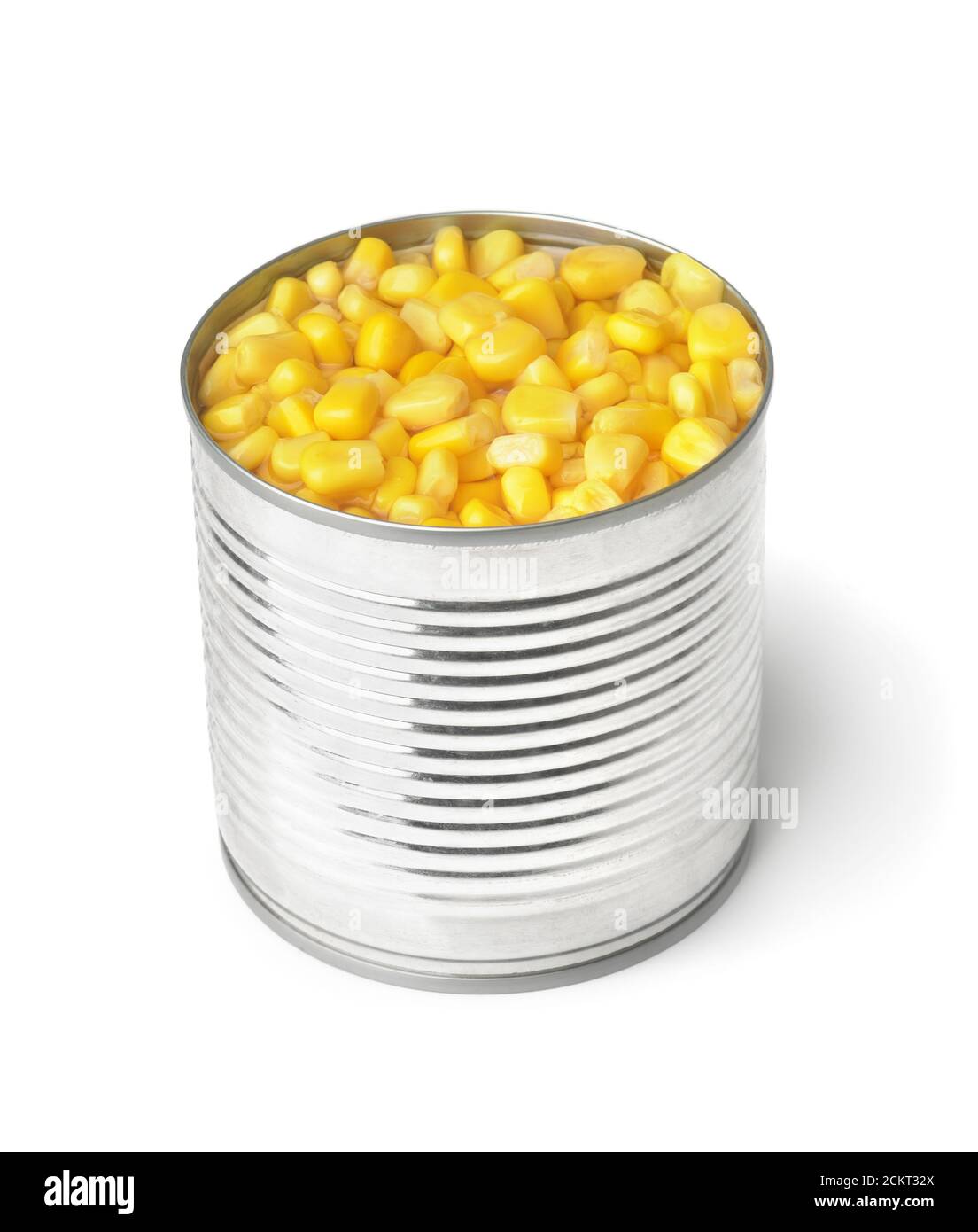 Lata de estaño abierta con maíz dulce aislado en blanco Foto de stock
