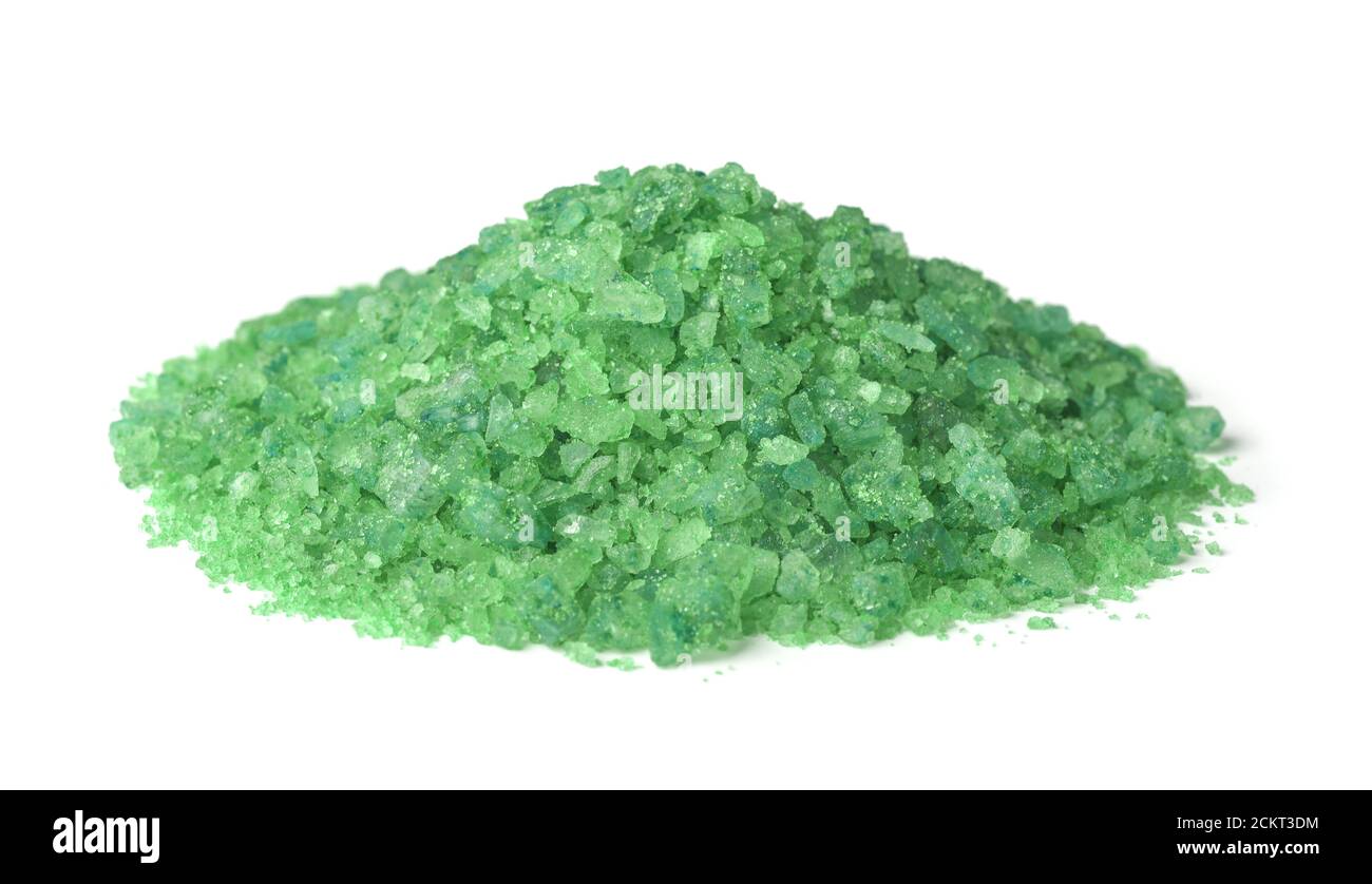 Pila de sal marina de aroma verde aislada sobre blanco Foto de stock