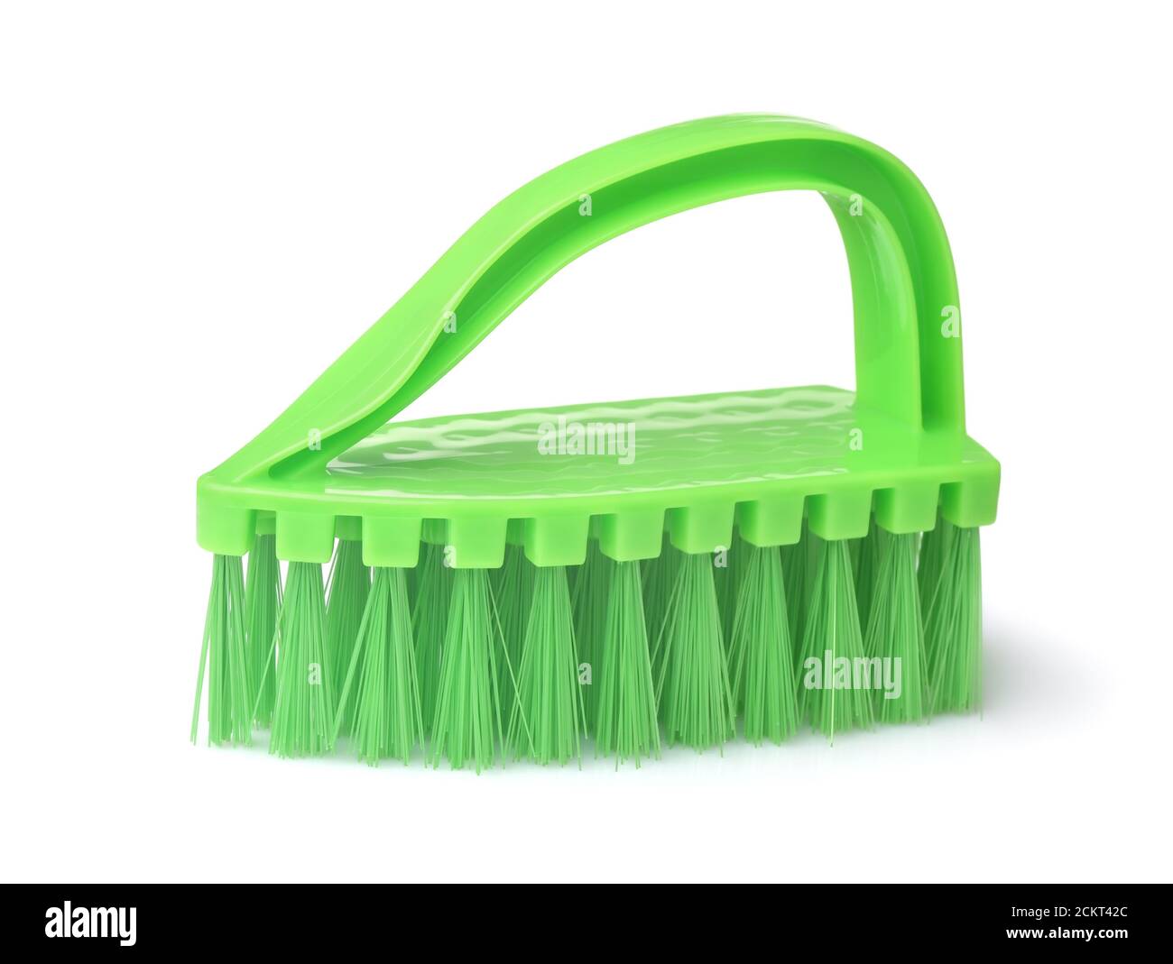 Cepillo de limpieza de ropa de plástico verde aislado en blanco Foto de stock