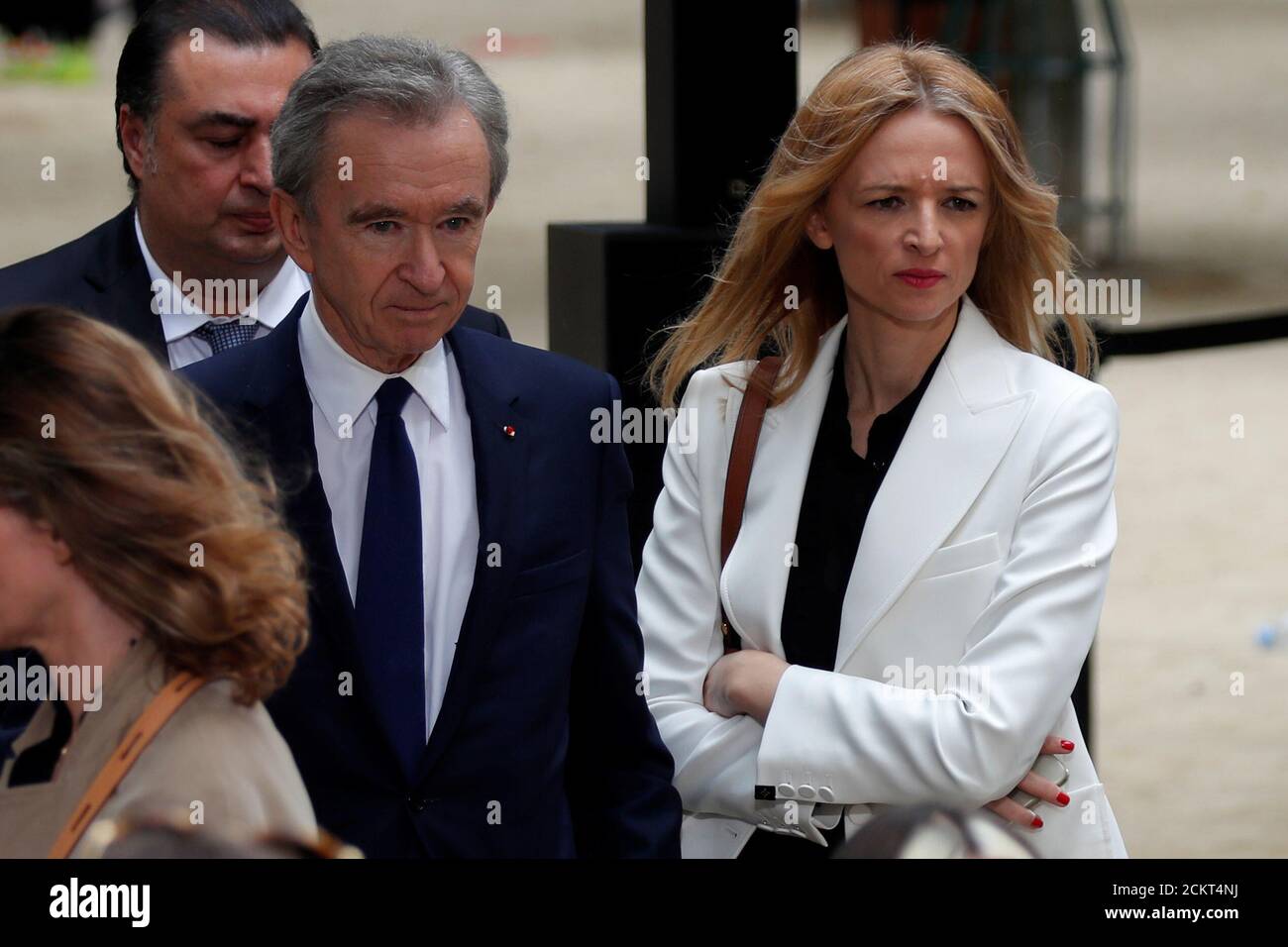 Bernard Arnault, CEO de LVMH Moet Hennessy Louis Vuitton se, y Delphine  Arnault, Vicepresidente Ejecutivo de Louis Vuitton, se van después de la  muestra de la colección Primavera/Verano 2020 para la casa