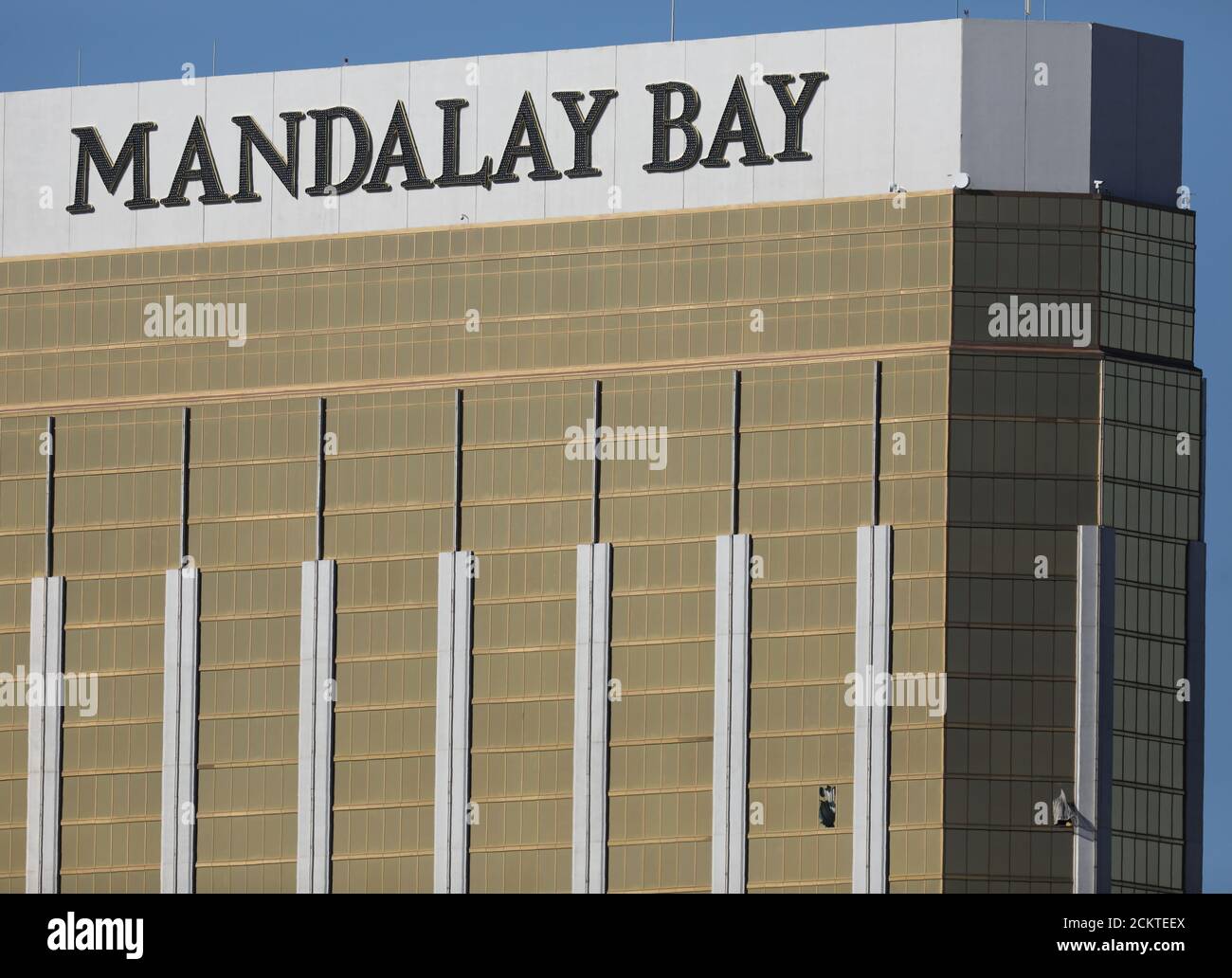 Dos ventanas rotas se ven en el Mandalay Bay Resort and Casino después de un tiroteo en masa en el Route 91 Festival en las Vegas, Nevada, EE.UU., 2 de octubre de 2017. REUTERS/Mike Blake Foto de stock