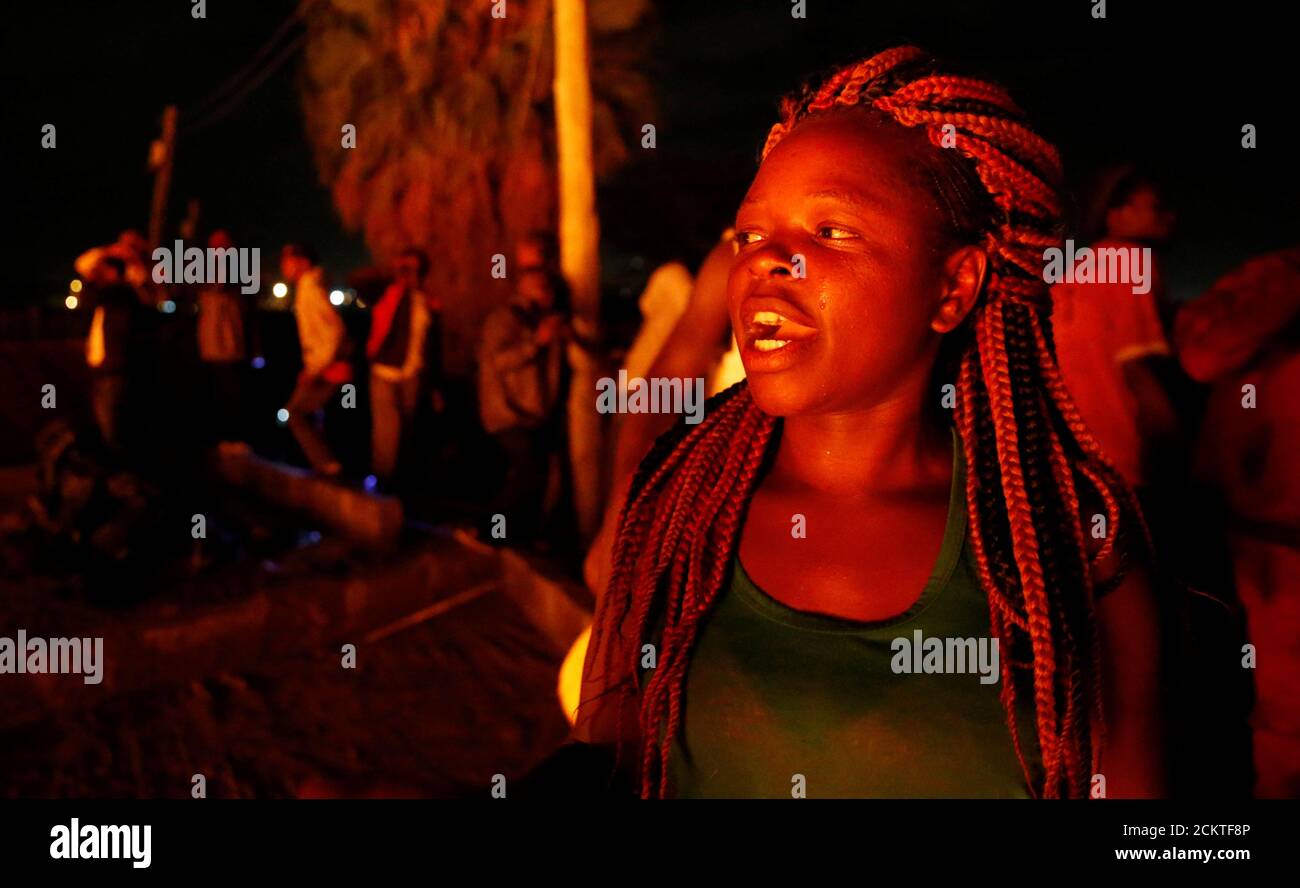 Los residentes reaccionan después de haberse agotado el agua mientras intentan extinguir un incendio que estalló en los barrios marginales de Kijiji en la propiedad Southlands de Nairobi, Kenia, el 28 de enero de 2018. REUTERS/Thomas Mukoya Foto de stock