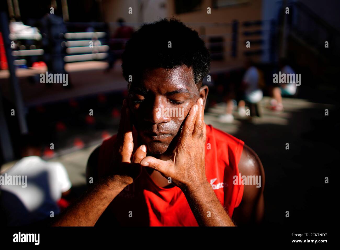 Un boxeador de Cuba se enfrenta a su lubed con vaselina antes de un partido  amistoso contra Uzbekistán en la Habana, Cuba, 20 de noviembre de 2019.  REUTERS/Alexandre Meneghini Fotografía de stock -