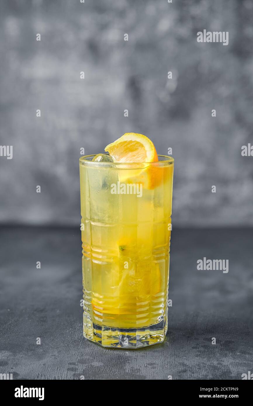 de alcohol con ron zumo de naranja fondo gris Fotografía de stock - Alamy