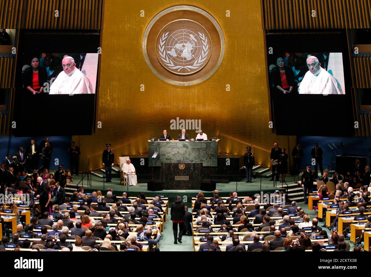 El Papa Francisco espera para dirigirse a una reunión plenaria de la Cumbre  de las Naciones Unidas sobre el Desarrollo Sostenible 2015 en la sede de  las Naciones Unidas en Manhattan, Nueva