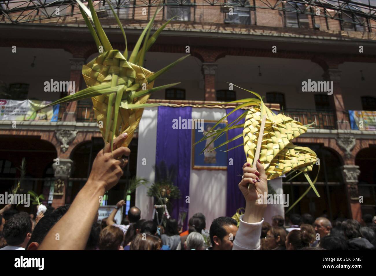 Los católicos mantienen weavings hechos de frondas de palma durante una procesión el Domingo de Ramos en la Iglesia 20 de Julio en Bogotá, Colombia 20 de marzo de 2016. REUTERS/John Vizcaino Los católicos mantienen weavings hechos de frondas de palma durante una procesión el Domingo de Ramos en la Iglesia 20 de Julio en Bogotá, Colombia 20 de marzo de 2016. REUTERS/John Vizcaino