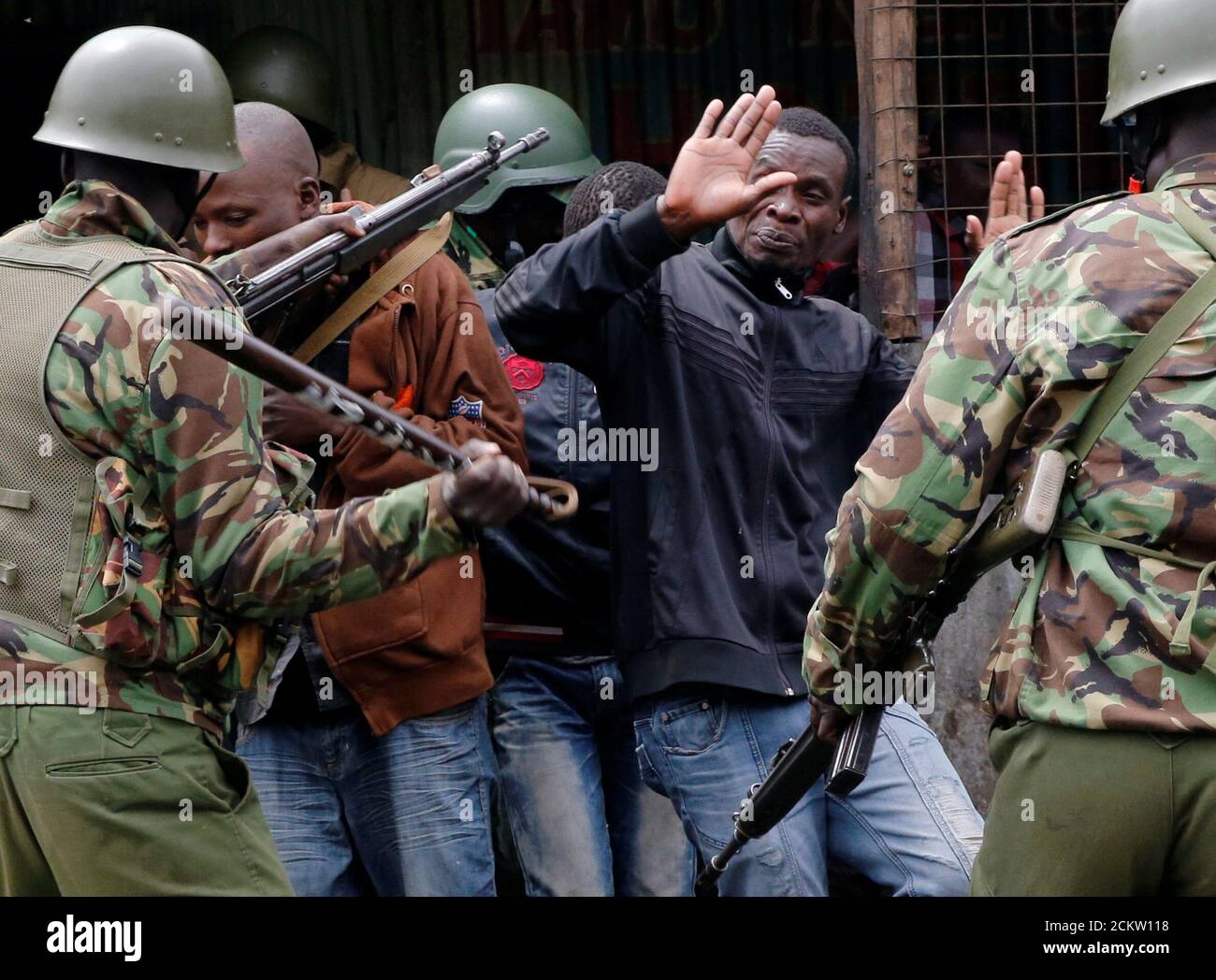 Los policías antidisturbios dispersan a los manifestantes en Mathare, Nairobi, Kenia, 9 de agosto de 2017. REUTERS/Thomas Mukoya Foto de stock