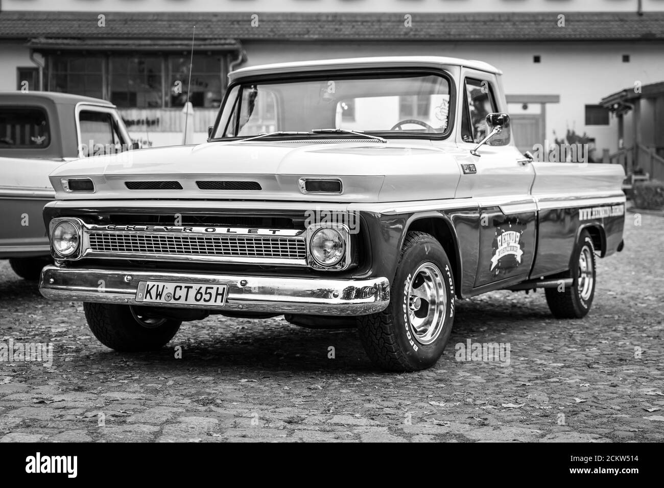 DIEDERSDORF, ALEMANIA - 30 DE AGOSTO de 2020: La camioneta Chevrolet C10 de tamaño completo, 1965. Blanco y negro. La exposición de "US Car Classics". Foto de stock