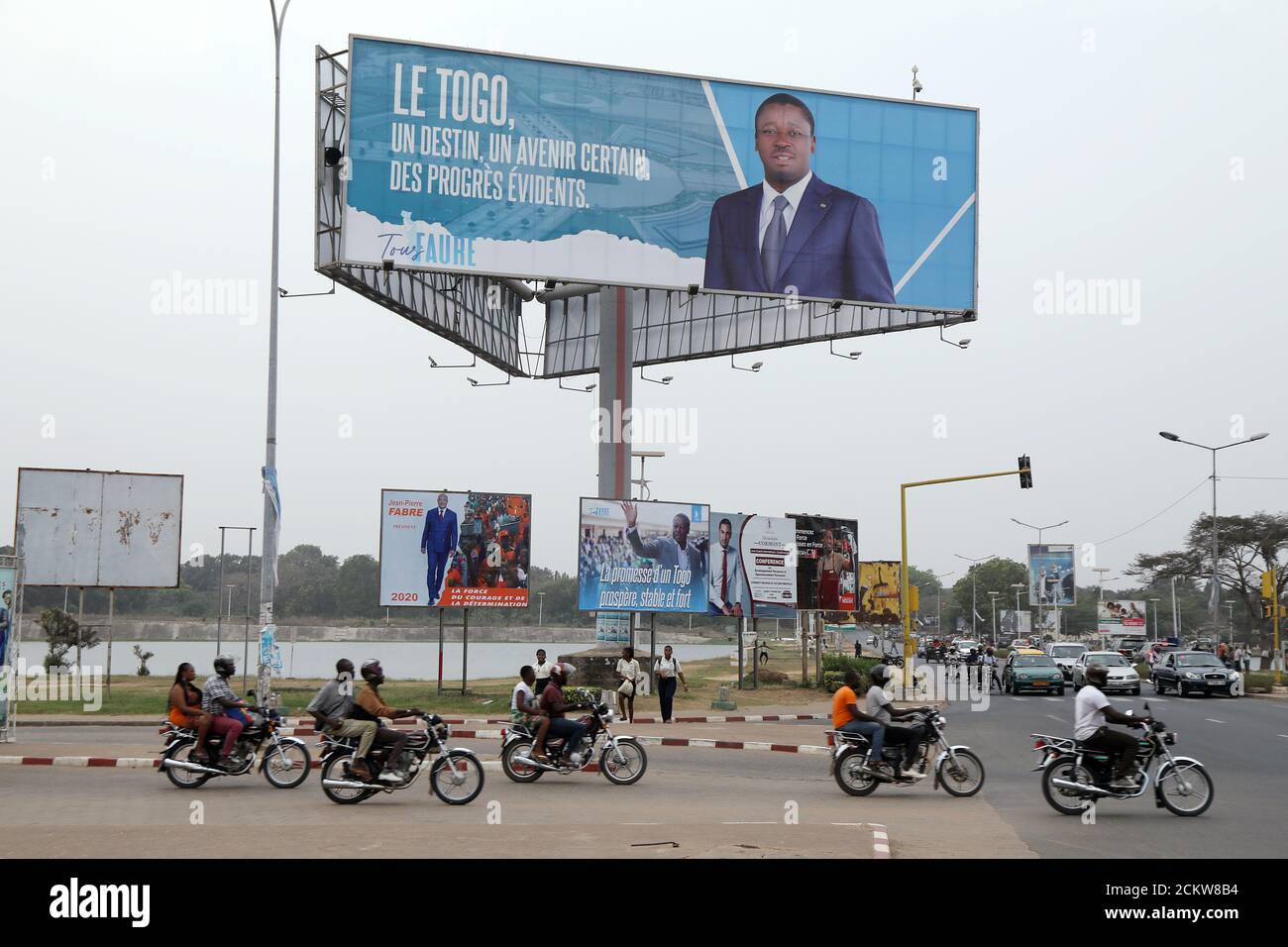 Una cartelera del presidente Faure Gnassingbe, candidato presidencial de la UNIR (Unión por la República), está representada en una calle en Lomé, Togo, el 19 de febrero de 2020. Foto tomada el 19 de febrero de 2020. REUTERS/Luc Gnago Foto de stock