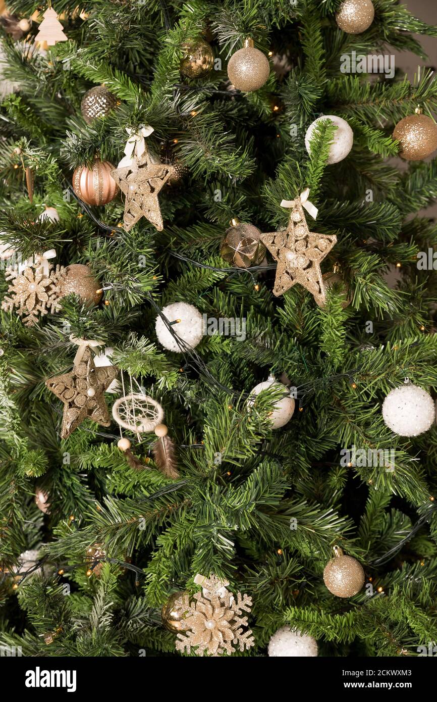 Interiot con árbol de Navidad decorado con bolas blancas y doradas y  estrellas doradas. Adornos de árbol de Navidad en bronce y tonos dorados.Holiday  Fotografía de stock - Alamy