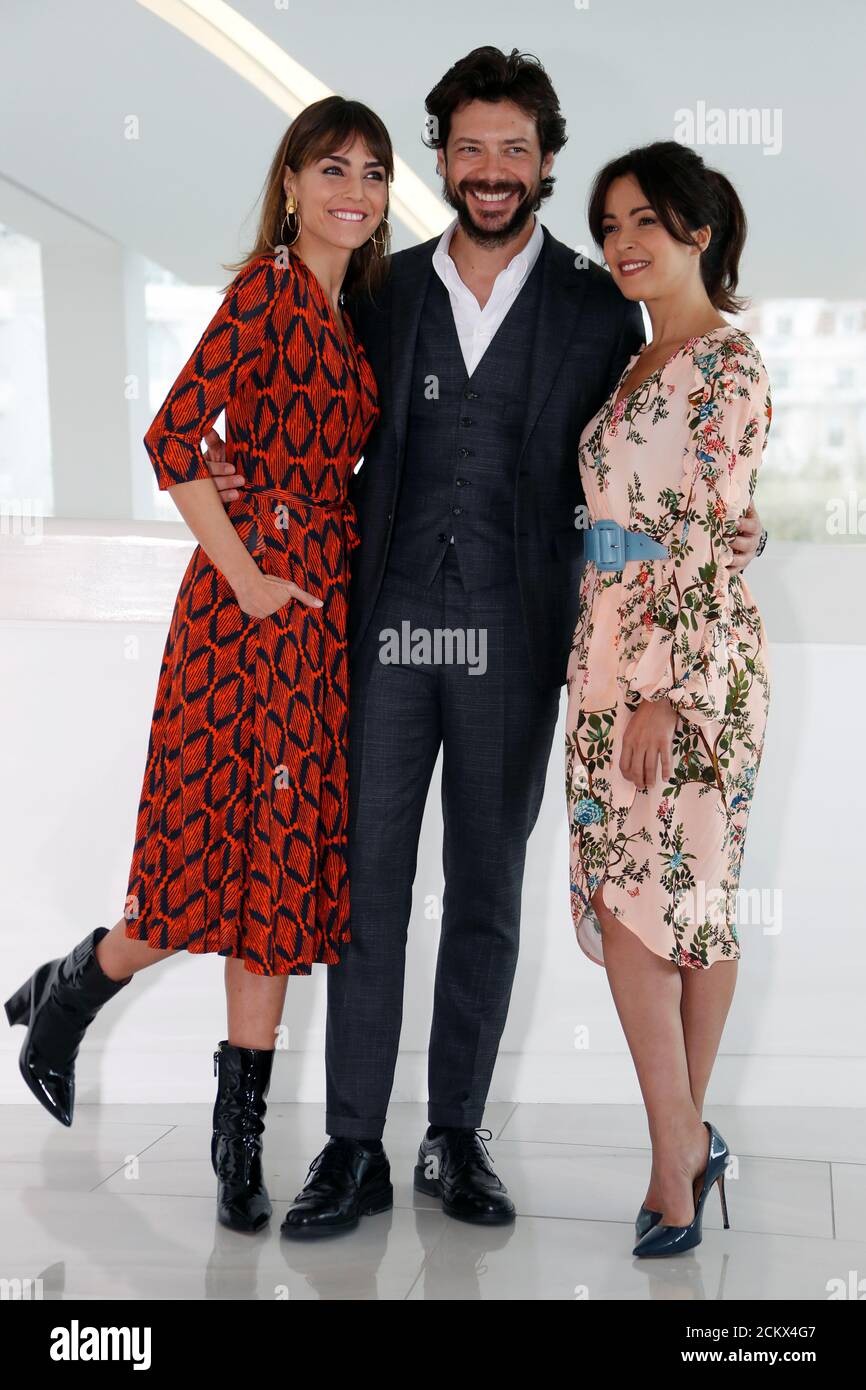 Veronica Sanchez Peliculas Y Programas De Television Alvaro Morte, Veronica Sánchez e Irene Arcos posan durante una fotocelda  para la serie de televisión “ The Pier” durante el mercado anual de  programas de televisión MIPCOM en Cannes, Francia, el