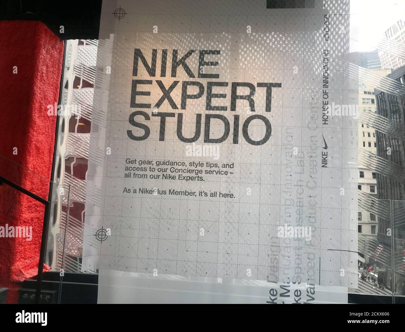 Un cartel se ve en la tienda insignia de Nike en la Quinta Avenida en  Manhattan, con un piso superior dedicado a los miembros de Nike Plus donde  pueden comprar artículos exclusivos,
