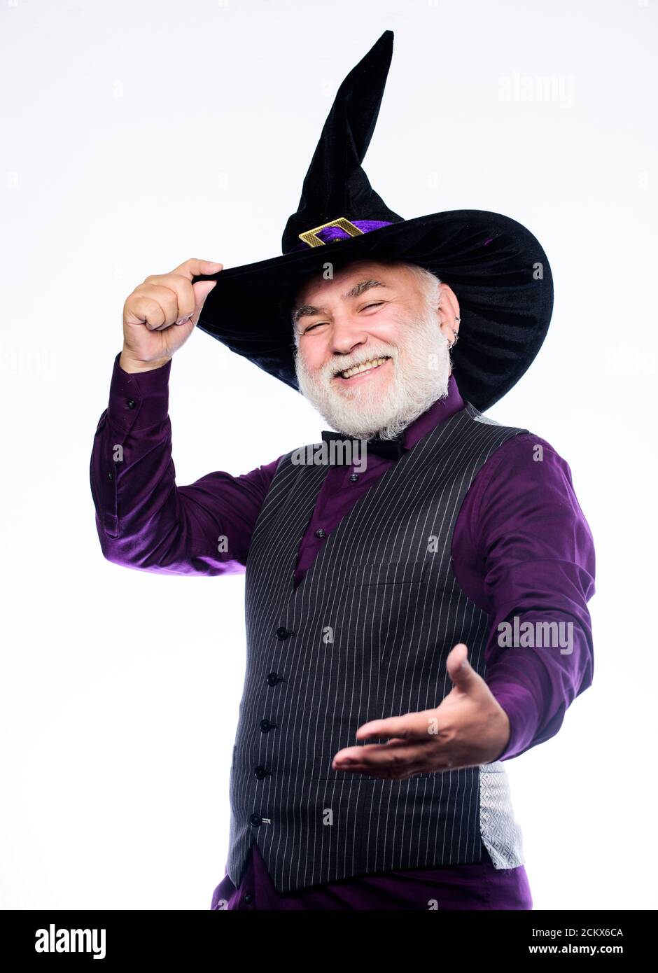 Visible artería Sinceridad Tradición de Halloween. Conjunto Cosplay. Mago sombrero de disfraz fiesta de Halloween. Hombre mayor barba blanca celebrar Halloween. El mago witcher viejo hombre. Concepto mágico. Experimentado y sabio. Hechizo mágico Fotografía de Visible artería Sinceridad Tradición de Halloween. Conjunto Cosplay. Mago sombrero de disfraz fiesta de Halloween. Hombre mayor barba blanca celebrar Halloween. El mago witcher viejo hombre. Concepto mágico. Experimentado y sabio. Hechizo mágico Fotografía de