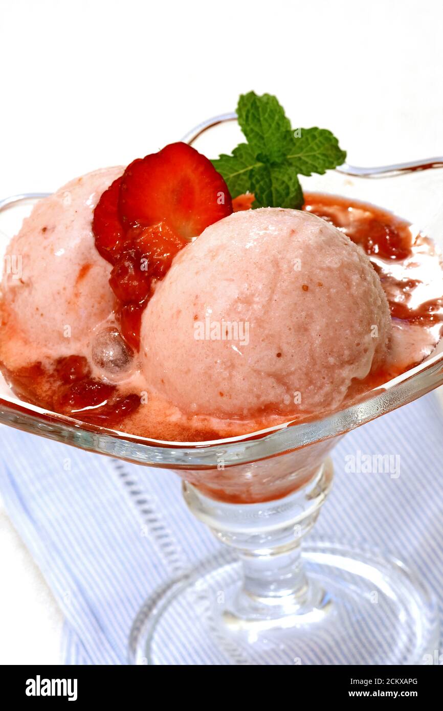 helado de guayaba con salsa de fresa Fotografía de stock - Alamy