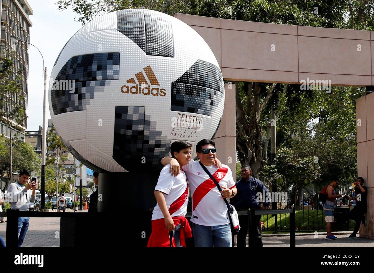 Fútbol - Perú contra Nueva Zelanda - Copa Mundial 2018 Playoffs - Lima,  Perú - 16 de noviembre de 2017 personas con camisetas de fútbol peruanas  posan para una foto con una