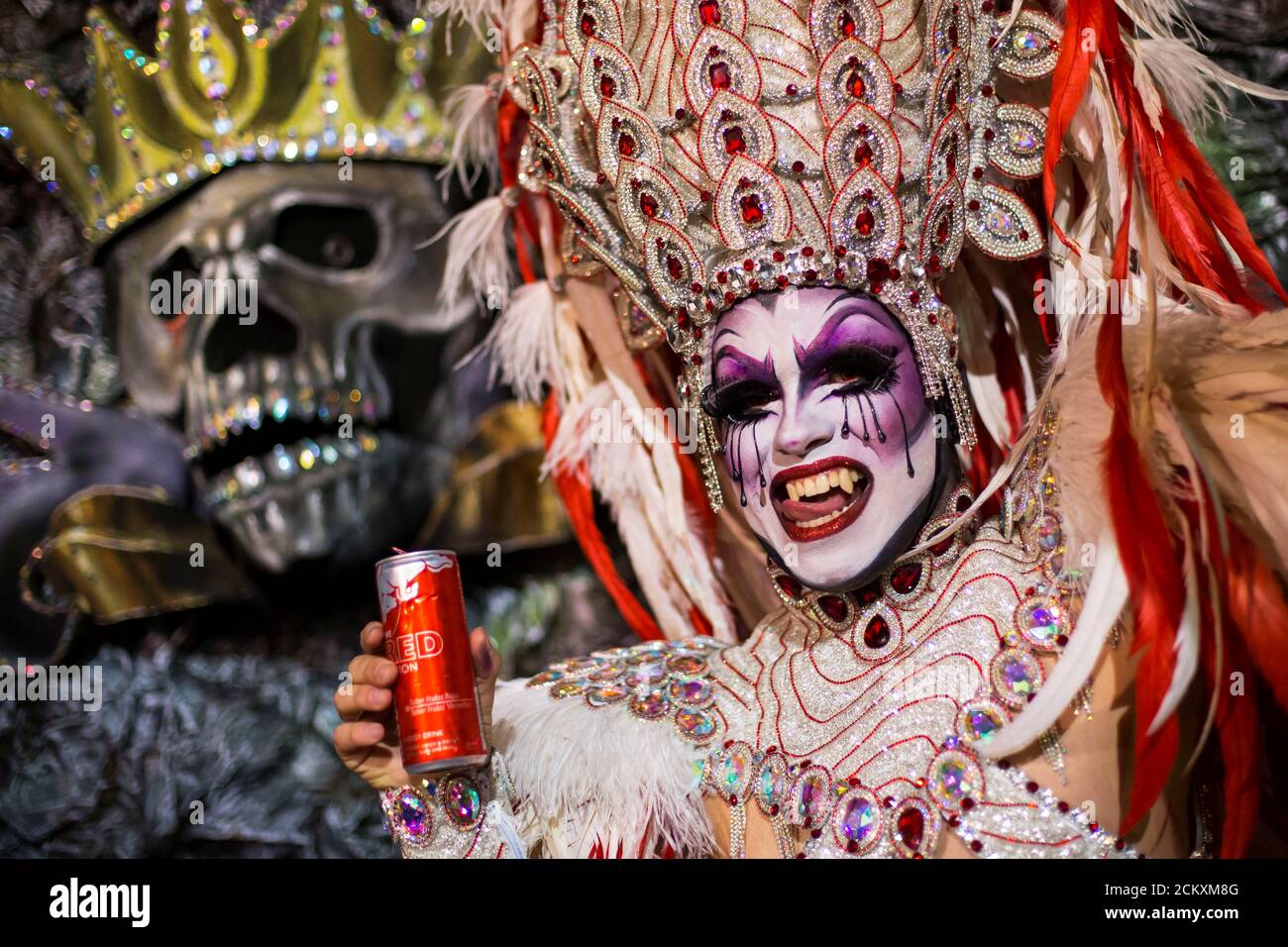 El participante se prepara para participar en un concurso de drag queen  durante las fiestas de Carnaval en las Palmas, Islas Canarias, Gran  Canaria, España 4 de marzo de 2019. REUTERS/Borja Suárez