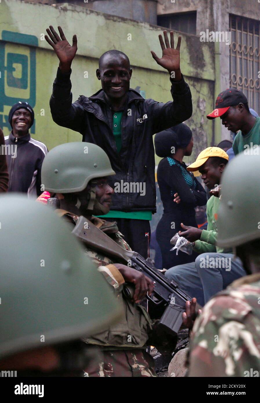 Los gestos de un residente mientras policías antidisturbios se despliegan para dispersar a los manifestantes que apoyan al líder de la oposición Raila Odinga en Mathare, Nairobi, Kenia, 12 de agosto de 2017. REUTERS/Thomas Mukoya Foto de stock