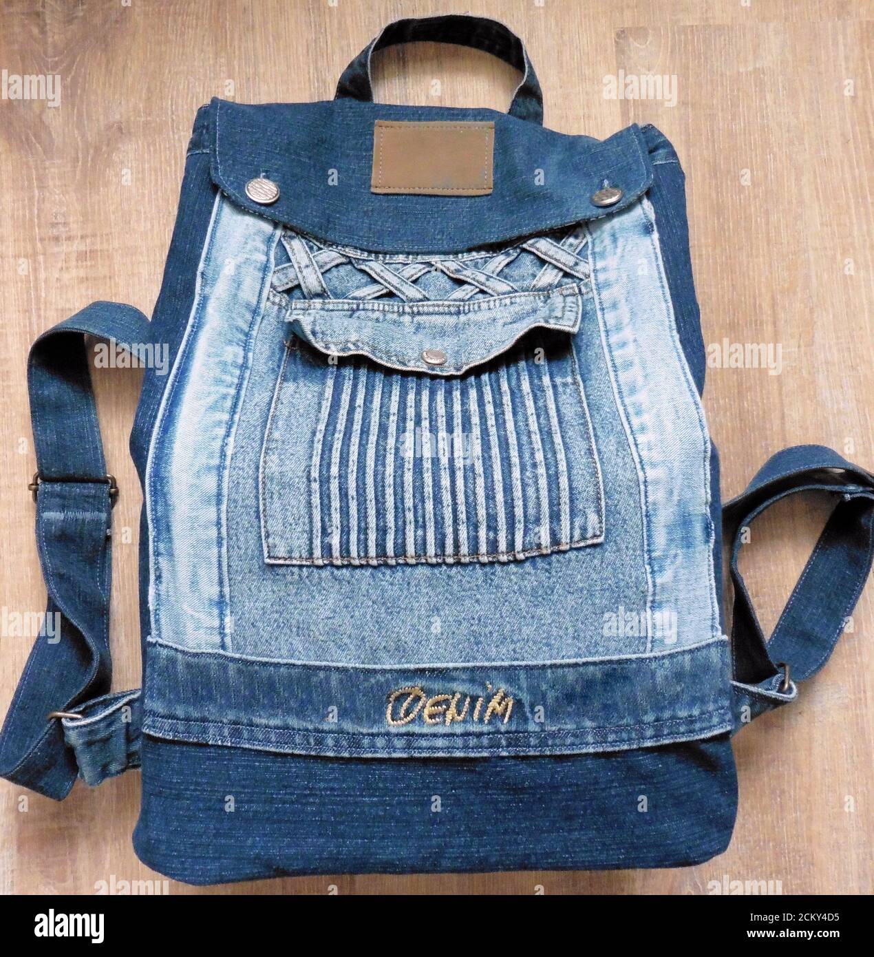 Mochila de cámara casa hecha de jeans viejos Fotografía de stock - Alamy