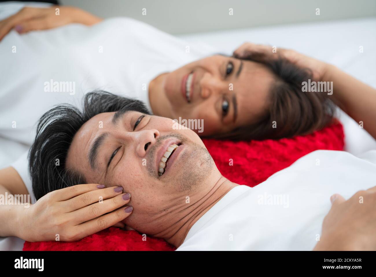 Feliz pareja mayor asiática que se diese bien en casa. La jubilación de las personas mayores y los ciudadanos sanos concepto de las personas mayores. Foto de stock