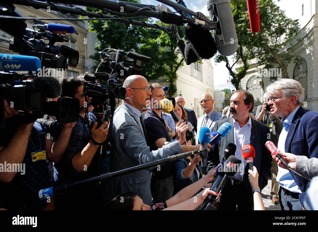 French Force Ouvriere (FO) labour union General Secretary Jean-Claude Mailly (R) and French CGT trade union head Philippe Martinez (2ndR) speak with journalists as they leave after a meeting with the Interior minister in Paris, France, June 22, 2016 after French police banned a planned demonstration this week against labour reforms, bringing to a head a stand-off between the government and trade unions which have been spearheading protests against the changes for months. REUTERS/Stephane Mahe Foto de stock