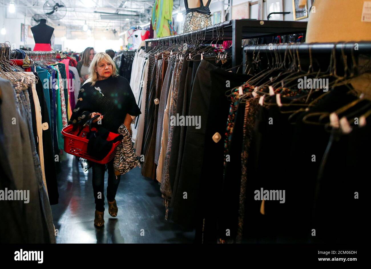 Una mujer compra en una tienda de ropa usada en Buenos Aires, Argentina 14  de mayo de 2019. Foto tomada el 14 de mayo de 2019. REUTERS/Agustin  Marcarian Fotografía de stock - Alamy