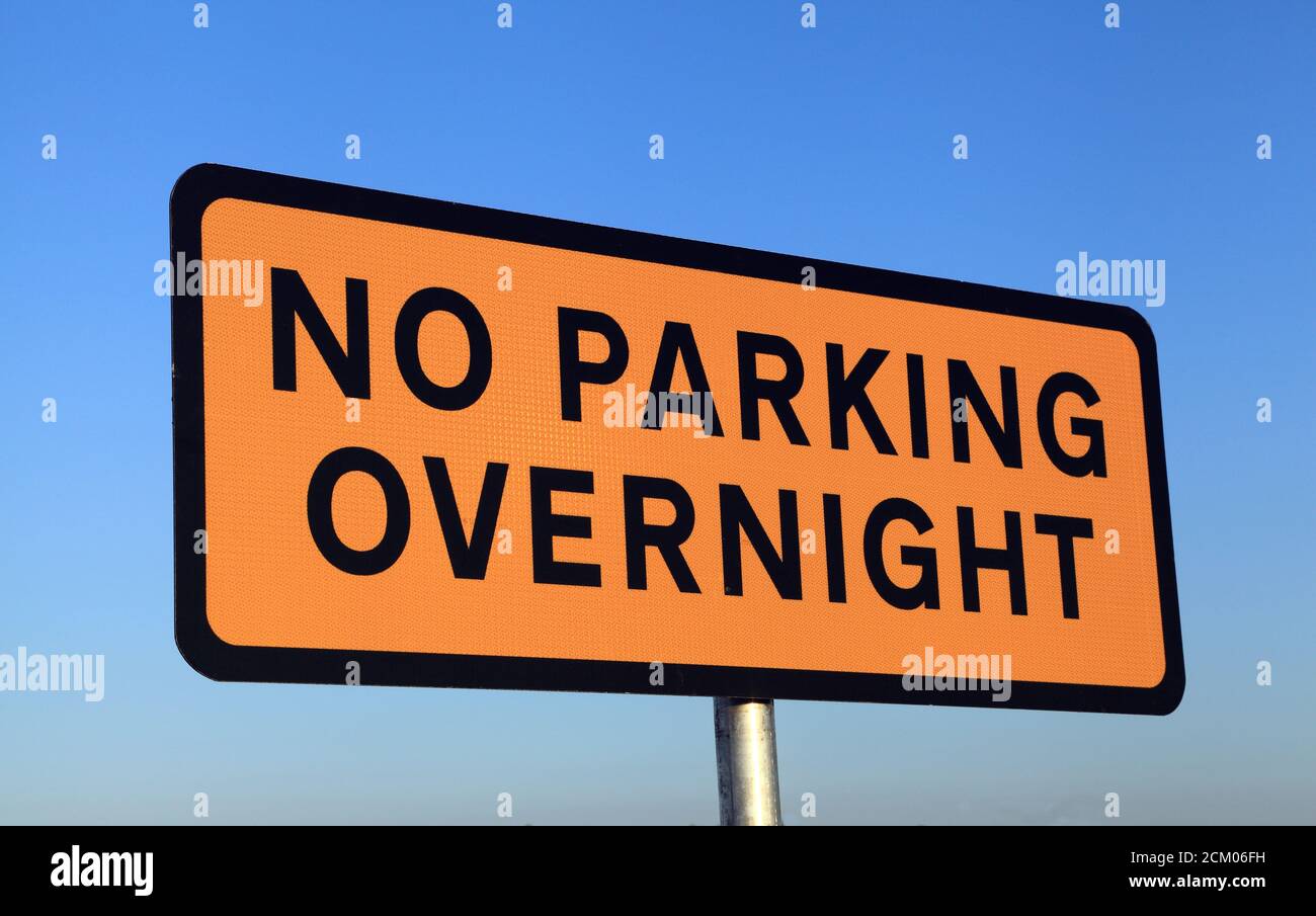 NO HAY ESTACIONAMIENTO DURANTE LA NOCHE, señal de advertencia, Thornham Harbor, Norfolk, Inglaterra, Reino Unido Foto de stock